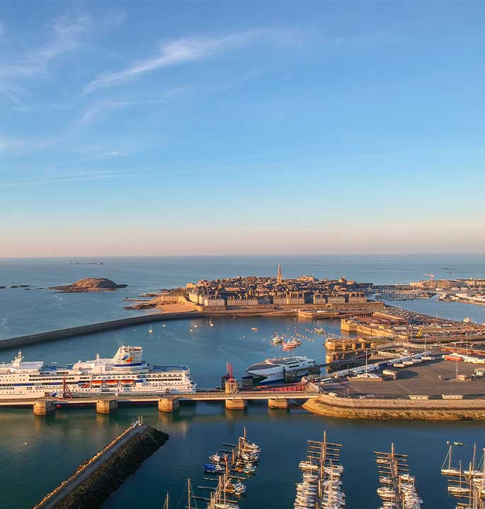 Saint-Malo Intra-muros vue du ciel au coucher de soleil